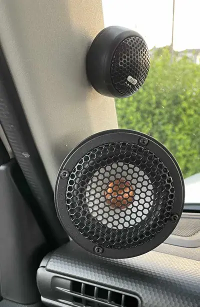 車のピラーに取り付けられたATI Cepheusツイーターとスコーカーの全体写真