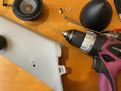ツイーターとスコーカーを取り付けるためにピラーを加工している様子