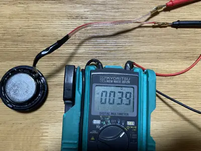 配線を動かすことで約4Ωの通電が確認できた瞬間