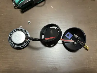 右側のATI Cepheusツイーターを分解して内部を確認する作業