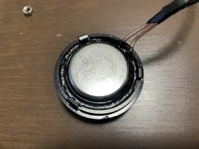ツイーターの配線とマグネット周辺に黒いコーキング材が施されている様子