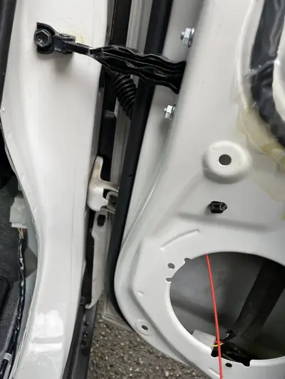 スズキ・ハスラー右ドアにスピーカー配線を通す作業