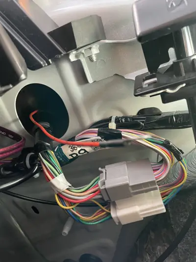 スズキ・ハスラー左ドアにオーディオケーブルを通す作業