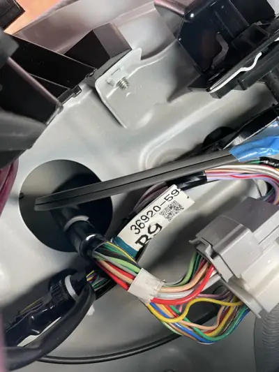 スズキ・ハスラー左ドアにスピーカー配線を通す作業