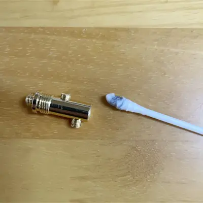 カーオーディオ用金メッキY字端子を清掃している様子