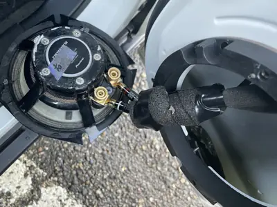 スズキ・ハスラー右ドアスピーカーの取り付け作業