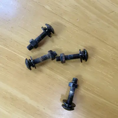 スズキ・ハスラーのスピーカーバッフルから取り外した錆びた鉄製ネジ