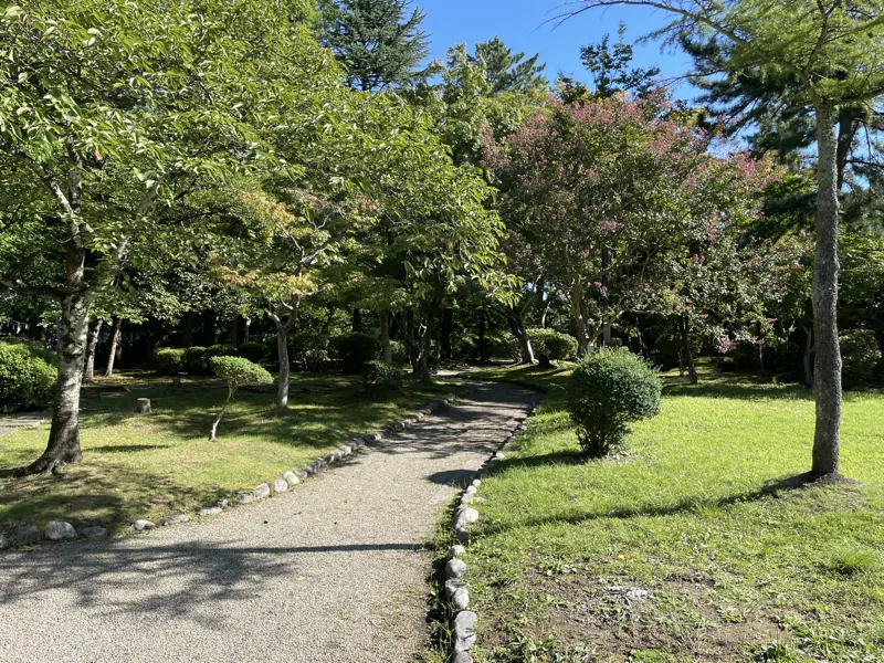 千秋公園内通路