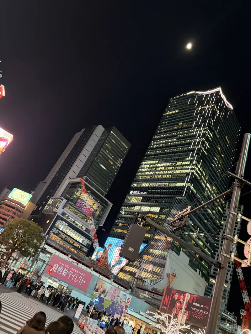 夜の渋谷スクランブル交差点